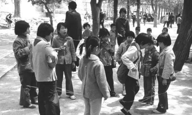 八十年代初期，居民的人均月工资是40块，相当于现在的多少钱？