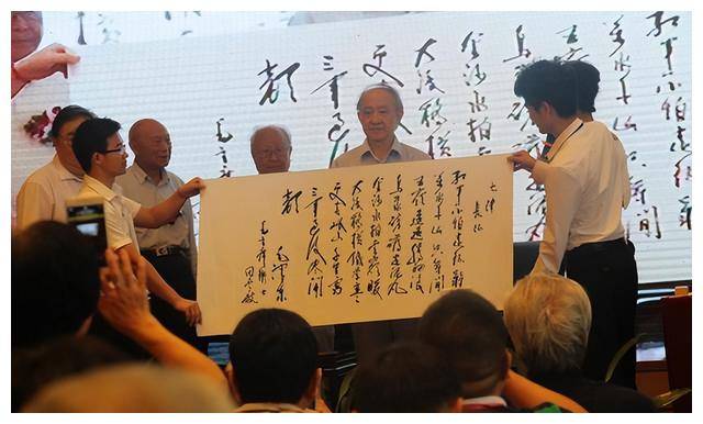 1956年，毛主席见一卫兵因工资问题哭哭啼啼，便问：你说给多少？