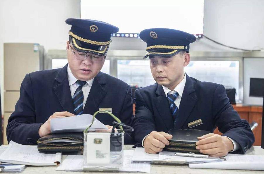 一天工作四小时的高铁司机，工资是多少？看完你还想当高铁司机吗