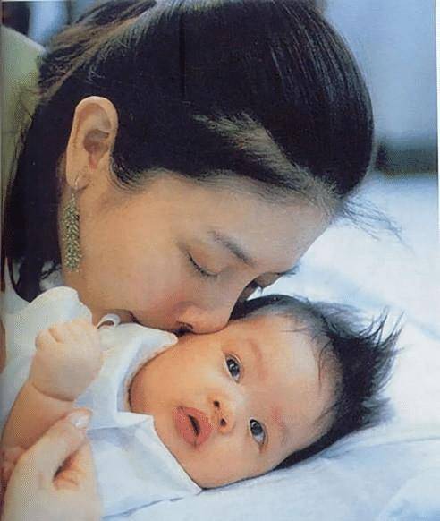 西拉米生提帮功，泰王只抱老来子，不丹王后生子4位婆婆忽视了她