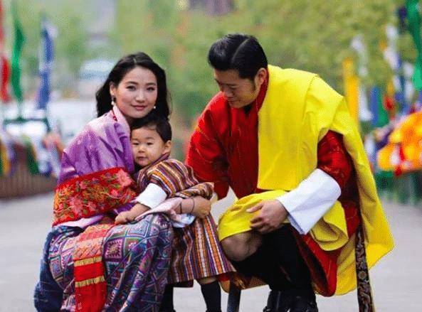 西拉米生提帮功，泰王只抱老来子，不丹王后生子4位婆婆忽视了她