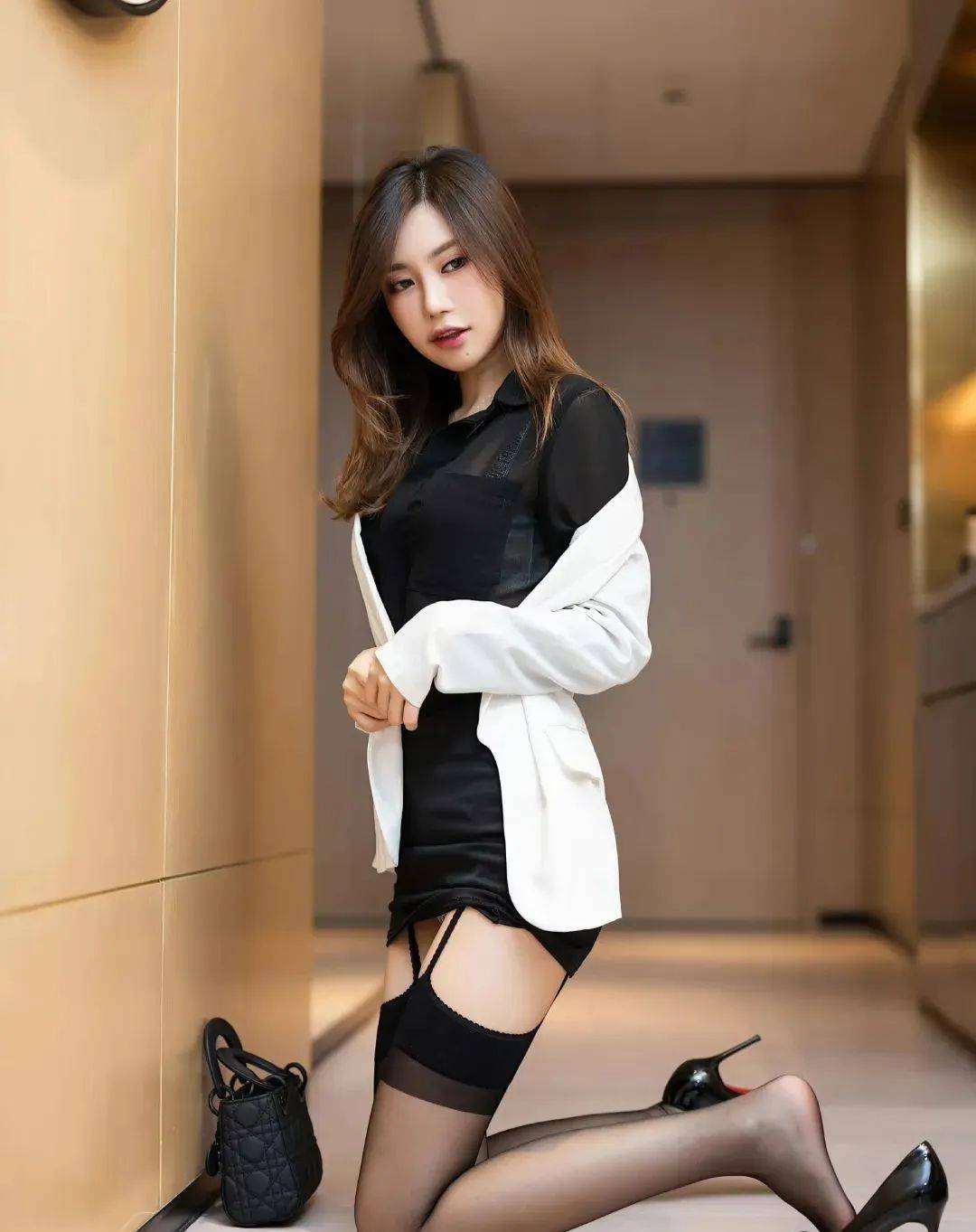 极品少妇 冷艳秘书的职场魅惑，黑丝短裙