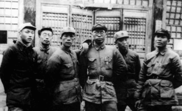 毛主席的首任秘书被授予大将，陈赓：恭喜你，秘书：我最该谢谢你