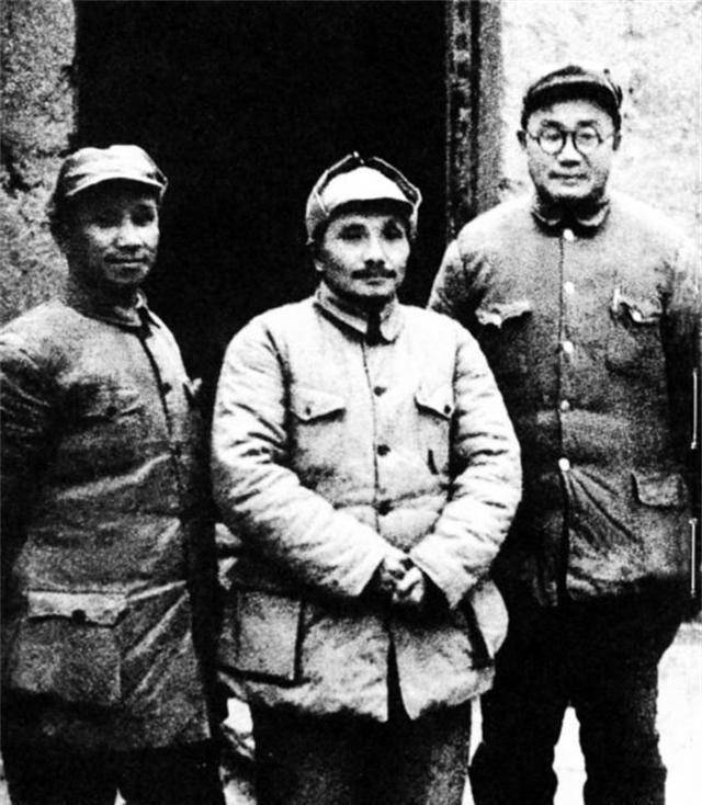 49年刘伯承与邓小平换新厨师，邓小平询问：我们的伙食标准是什么
