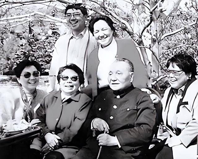 49年刘伯承与邓小平换新厨师，邓小平询问：我们的伙食标准是什么