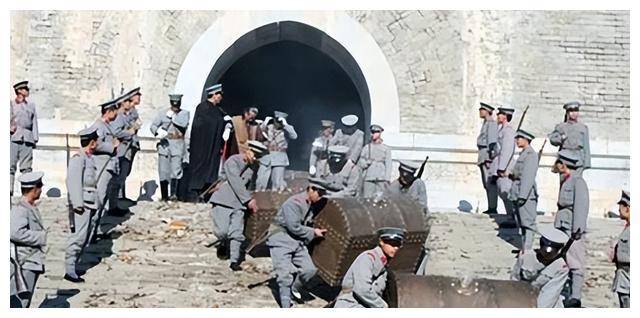 东陵大盗孙殿英，1947年被我军抓住，掏出张纸条：我只给刘伯承看