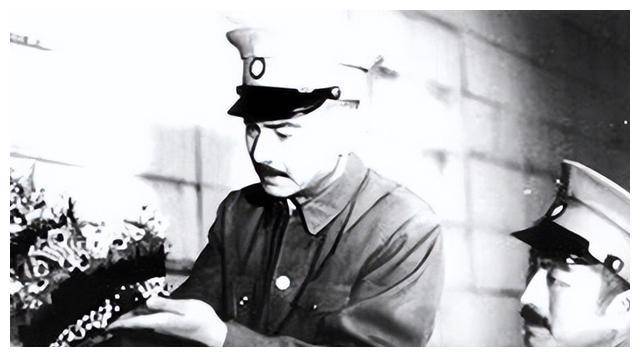 东陵大盗孙殿英，1947年被我军抓住，掏出张纸条：我只给刘伯承看