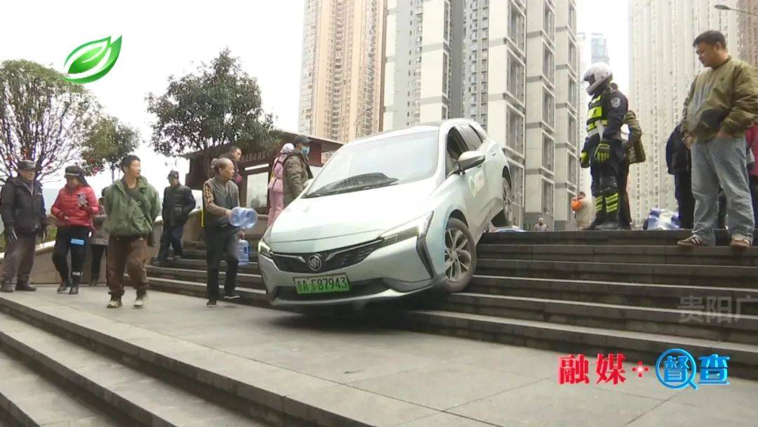 花果园一网约车冲下楼梯，贵阳交警来救援