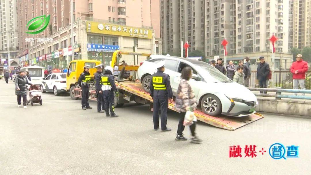 花果园一网约车冲下楼梯，贵阳交警来救援