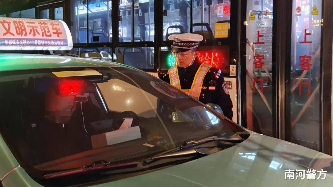 平安春运，交警同行，景德镇交警新厂中队集中整治出租车、网约车占道候客乱象