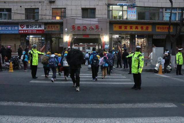 七里河交警大队：站好“护学岗” 筑牢“平安网”