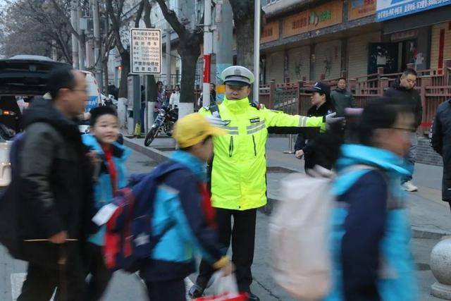 七里河交警大队：站好“护学岗” 筑牢“平安网”