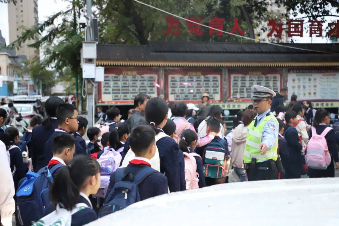 开学季！景洪交警守护学生平安路 筑牢校园安全网