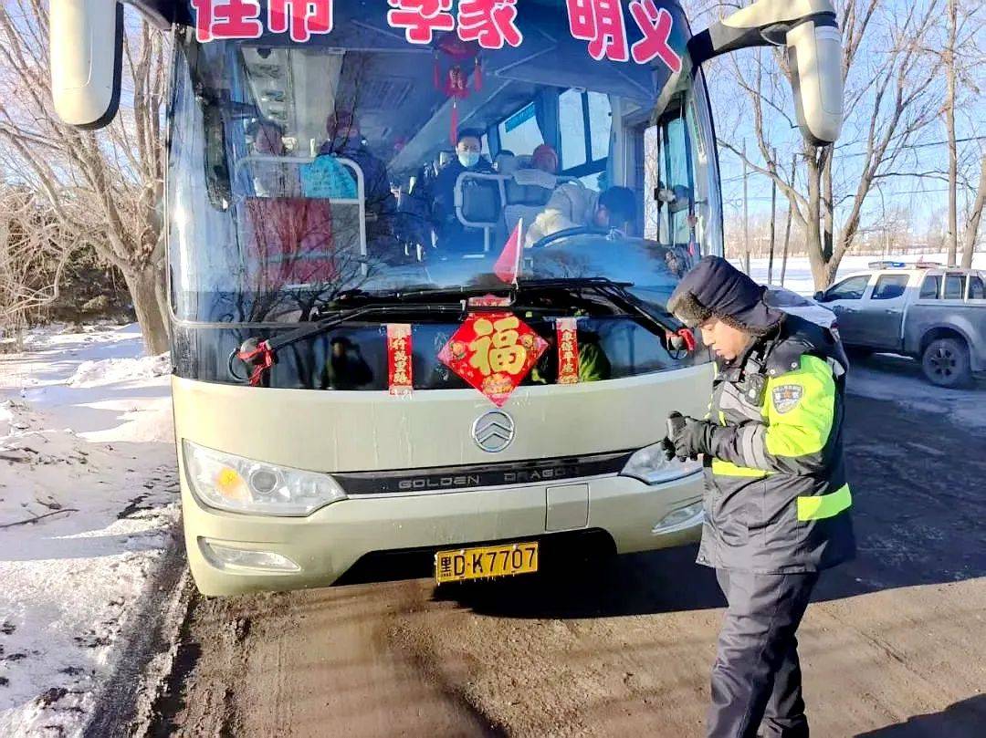 【法治郊区】郊区交警大队：筑牢鹤大辅线客车安全网 守护出行平安