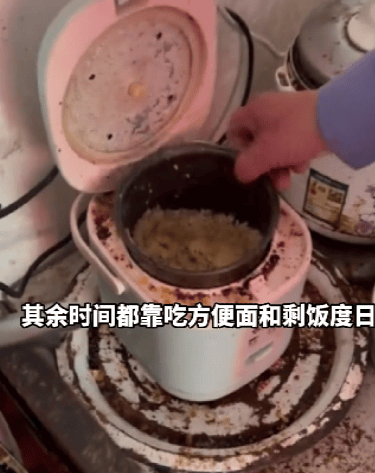昆明老人冒充“交警”街头执勤35年，冲上热搜后全网崩溃落泪：背后的故事，太扎心...