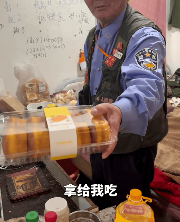 昆明老人冒充“交警”街头执勤35年，冲上热搜后全网崩溃落泪：背后的故事，太扎心...