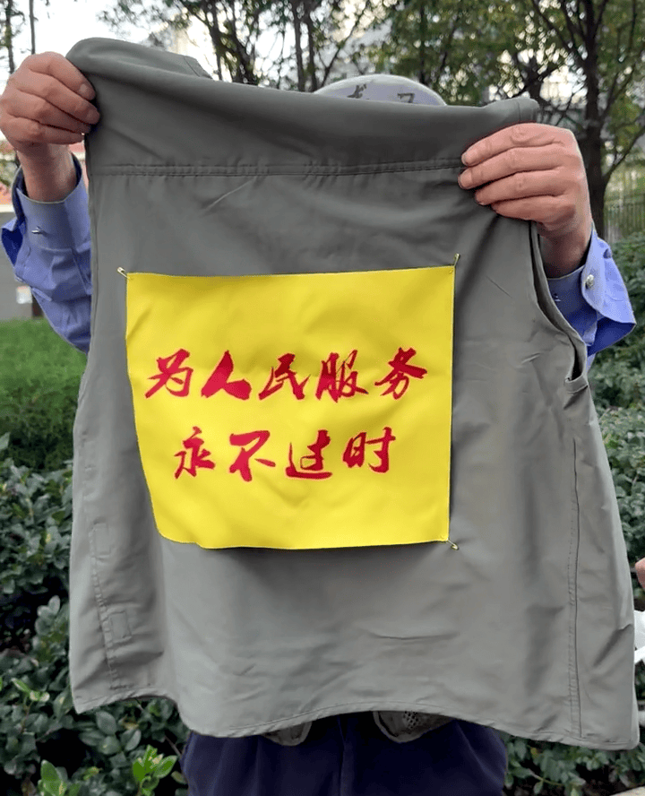 昆明老人冒充“交警”街头执勤35年，冲上热搜后全网崩溃落泪：背后的故事，太扎心...