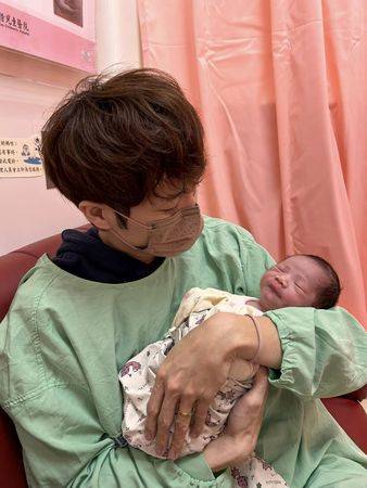 萧闳仁当爸了！轻拥儿子「你终于肯退房啦」　谢爱妻：辛苦了