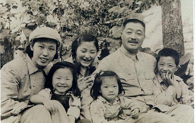 贺龙夫人薛明：她26岁嫁46岁贺龙，1969年痛失所爱，95岁谢世