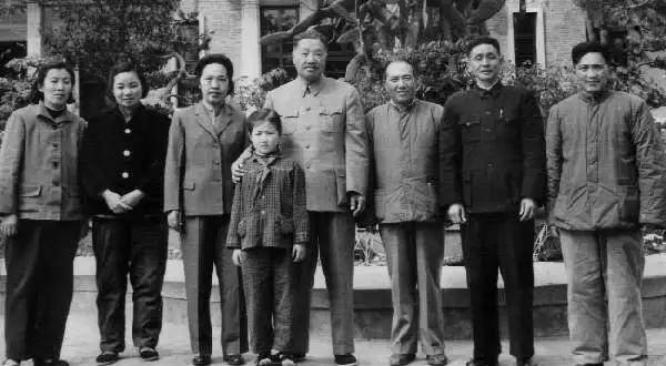 2001年，55岁的贺鹏飞去世，85岁的薛明处理儿子的后事令人泪目