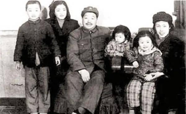 原创85岁的薛明坚持参加儿子遗体告别仪式，那份坚强让人崇敬泪目