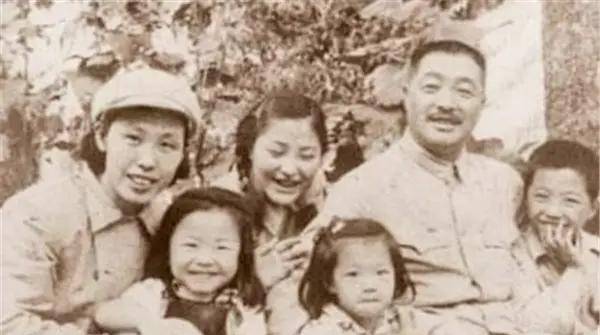 原创85岁的薛明坚持参加儿子遗体告别仪式，那份坚强让人崇敬泪目