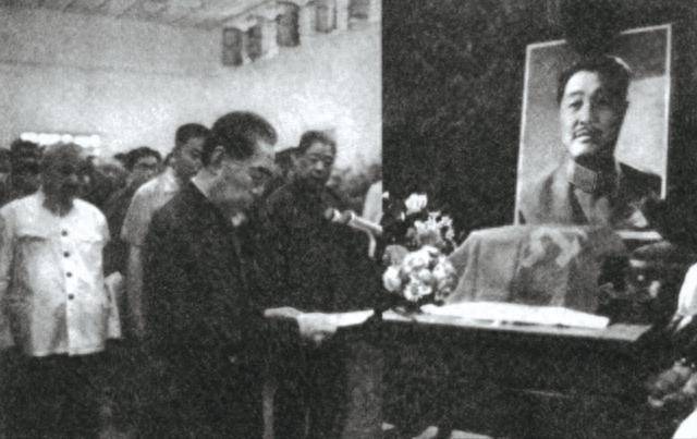 75年叶剑英交给周恩来一份贺龙悼词，周恩来突然发问：薛明来了没