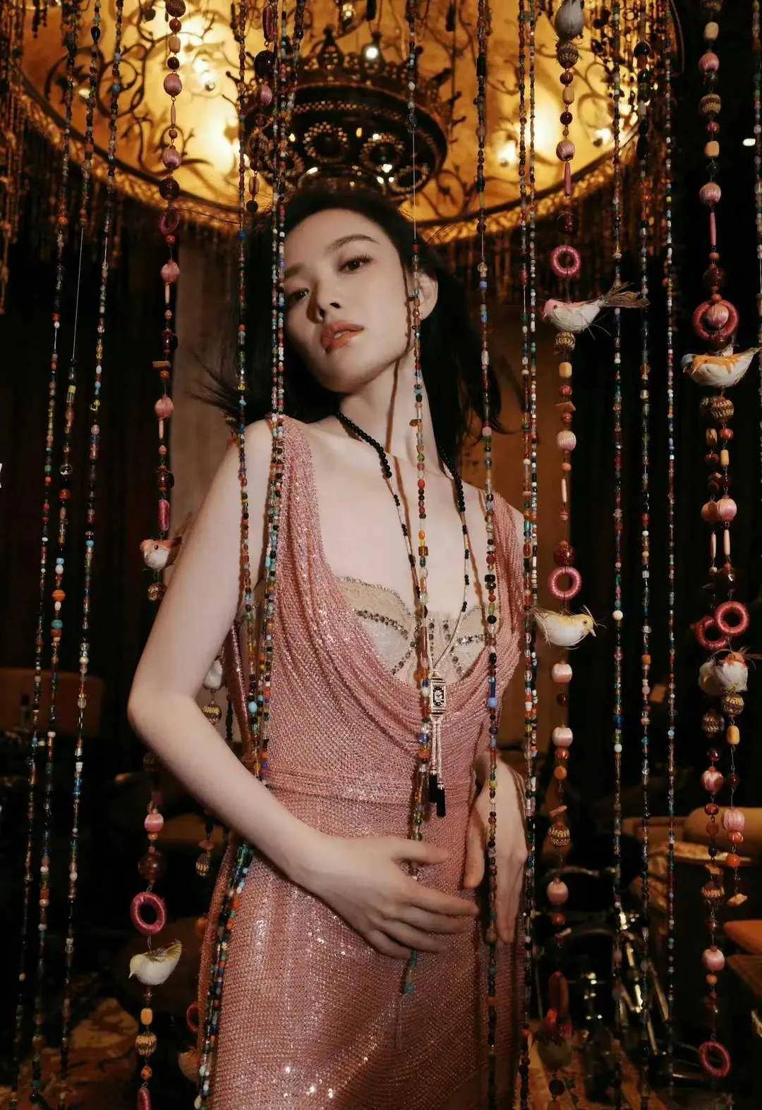 倪妮：微博之夜直拍中的绝美风采