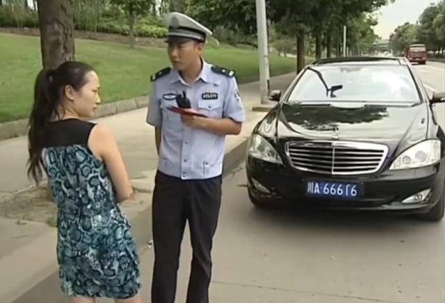 “网红交警”谭乔因得罪奔驰女车主离职？反转来了｜大象夜读