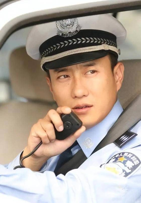 “网红交警”谭乔因得罪奔驰女车主离职？反转来了｜大象夜读