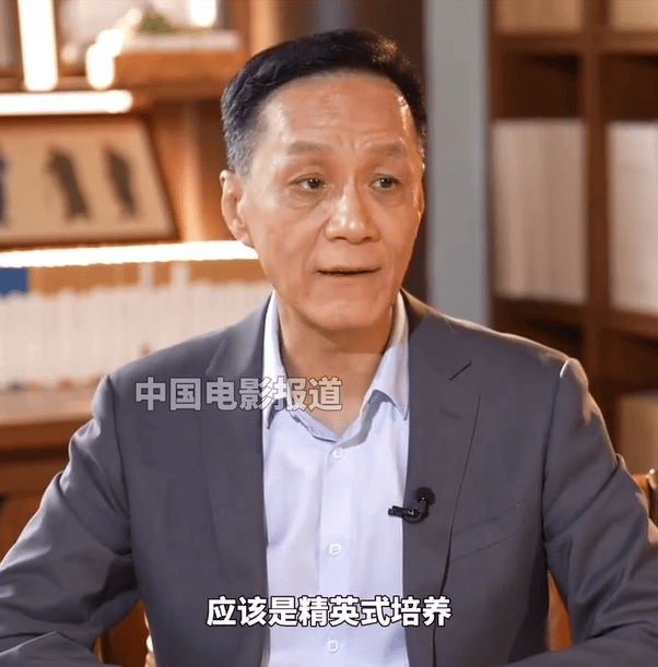 冯远征分享使用DeepSeek经历：AI抢不了我们的饭碗