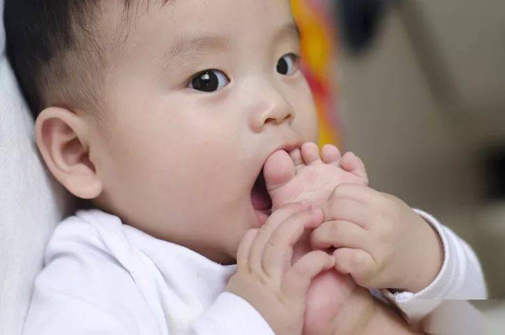 孩子摸私处、夹腿、蹭被子，要制止吗？答案跟你想的不一样