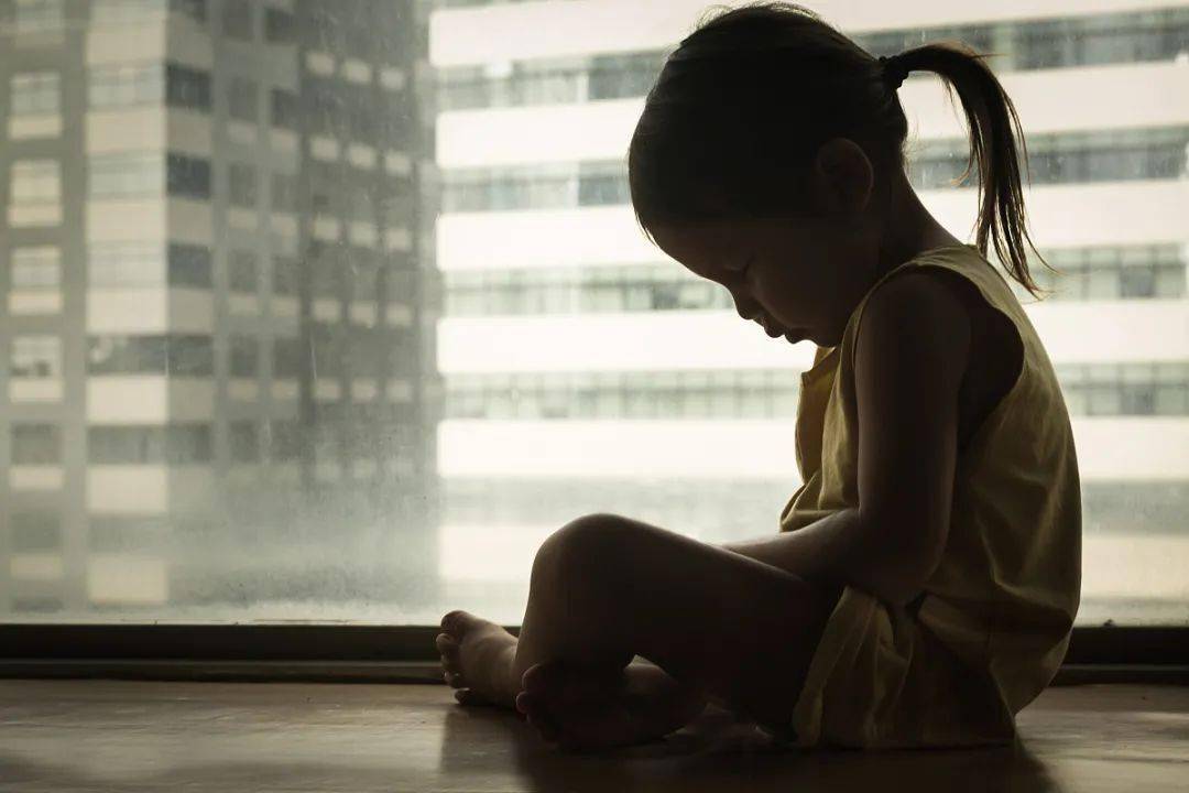 孩子摸私处、夹腿、蹭被子，要制止吗？答案跟你想的不一样