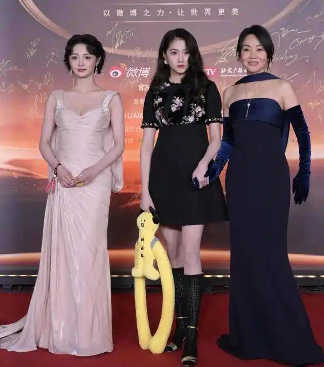 微博之夜太真实，关晓彤无镜头，王一博给肖战留面，李沁直接离场