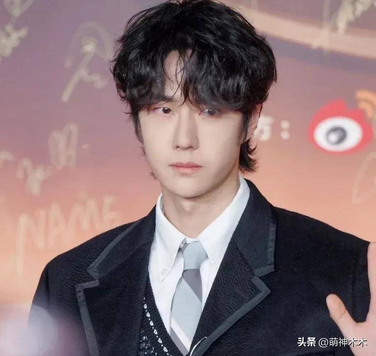 微博之夜座位惹争议！肖战坐前排王一博缺席内场，关晓彤被边缘化