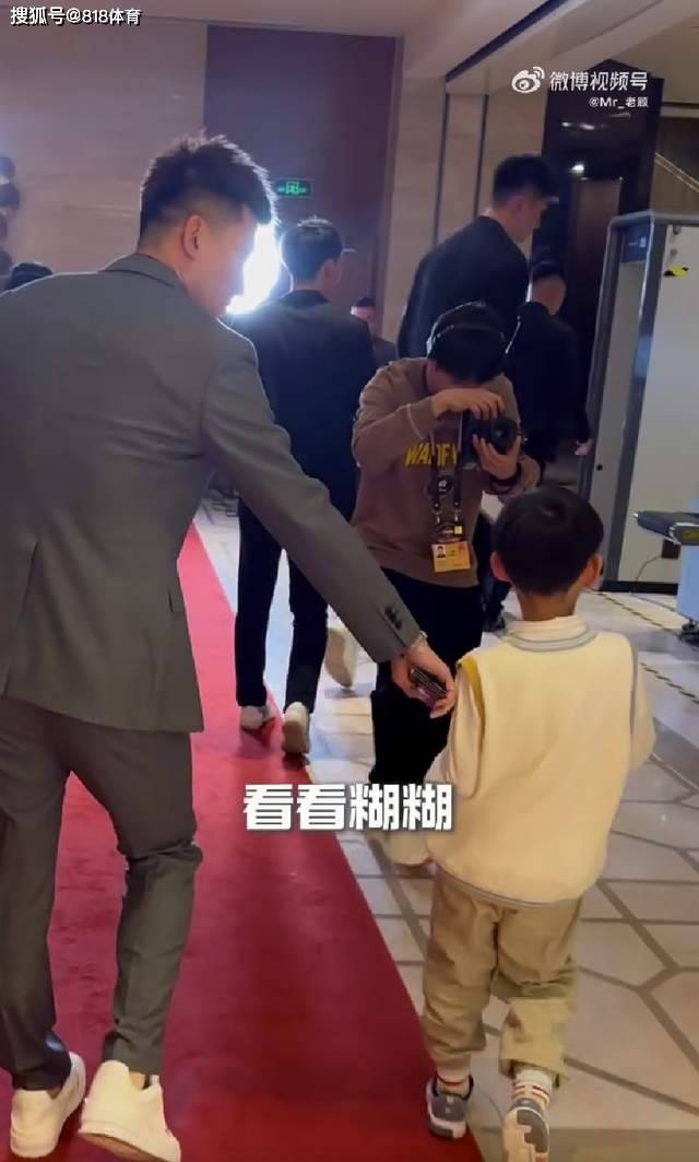笑喷!孙铭徽当着周琦儿子面调侃:看这傻大个!糊糊跳起来暴击孙总