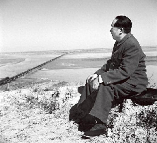 1952年毛主席考察黄河，河水泛滥该咋办？毛主席：可以这样试一试
