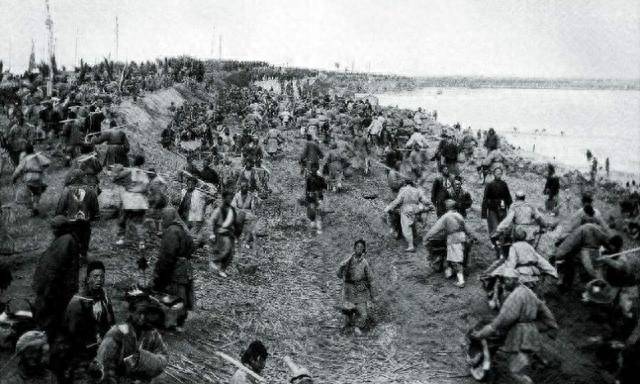 1952年毛主席考察黄河，河水泛滥该咋办？毛主席：可以这样试一试