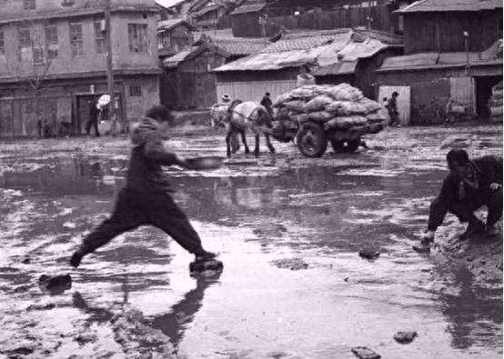1952年毛主席考察黄河，河水泛滥该咋办？毛主席：可以这样试一试