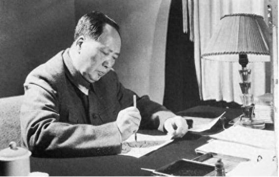 1952年毛主席考察黄河，河水泛滥该咋办？毛主席：可以这样试一试