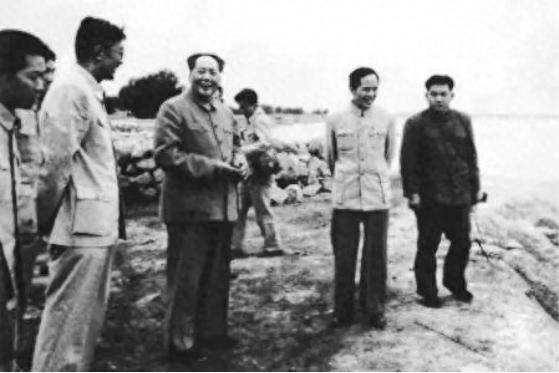 1952年毛主席考察黄河，河水泛滥该咋办？毛主席：可以这样试一试