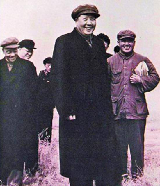 1952年毛主席考察黄河，河水泛滥该咋办？毛主席：可以这样试一试