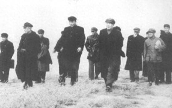 1952年毛主席考察黄河，河水泛滥该咋办？毛主席：可以这样试一试