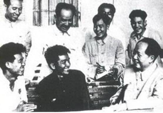 1952年毛主席考察黄河，河水泛滥该咋办？毛主席：可以这样试一试