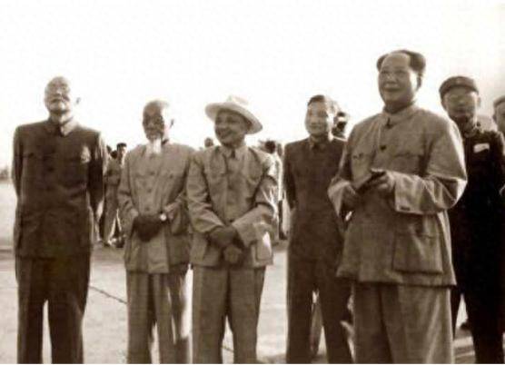 1952年毛主席考察黄河，河水泛滥该咋办？毛主席：可以这样试一试