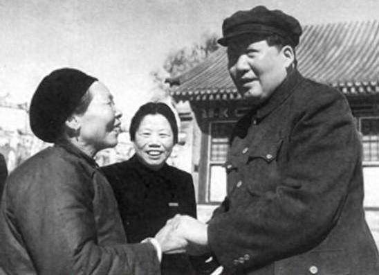 1952年毛主席考察黄河，河水泛滥该咋办？毛主席：可以这样试一试