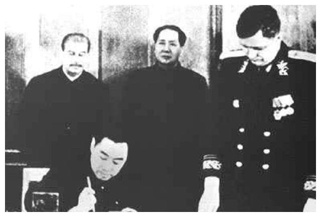 49年新中国成立后，毛主席做了三件事，现在看来毛主席是何等英明