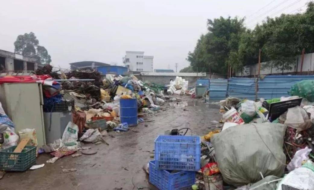 废品站老板“走狗屎运”，3毛钱回收铁疙瘩，用水洗后卖260万天价