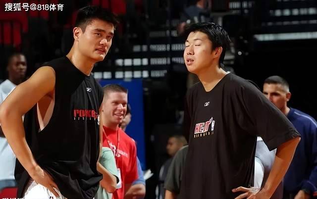 笑喷!姚明:16岁第1次在通道偶遇王治郅 我俩擦肩而过彼此装没看见