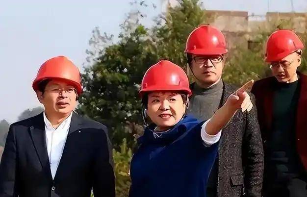 中国败类，给美国捐95亿，拒绝给中国农民发工资，如今靠卖房苟且